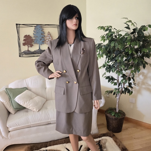 Taupe Le Suit, Double-Breasted Woman's Business Suit, Blazer, Skirt, Size 12 - Picture 9 of 11